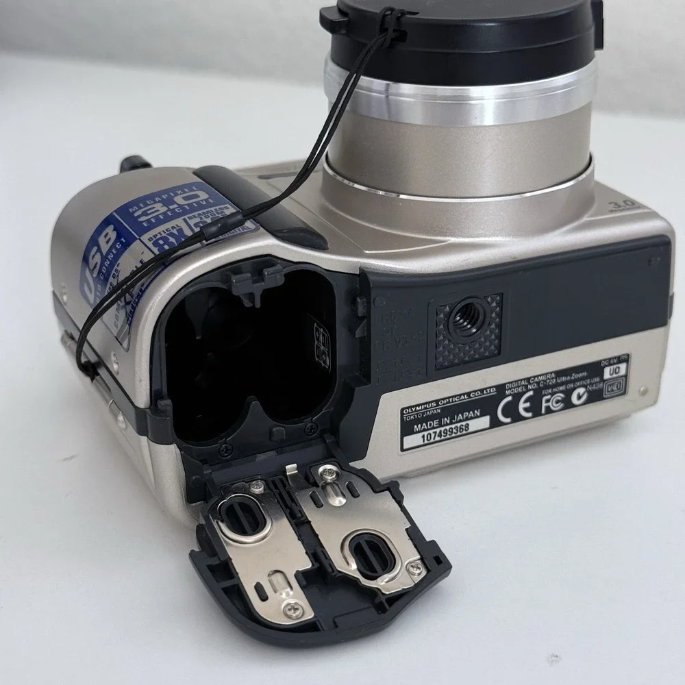 Olympus Camedia C-720 Ultra Zoom 3.0MP Digital CAMERA ONLY Silver POWERS ON